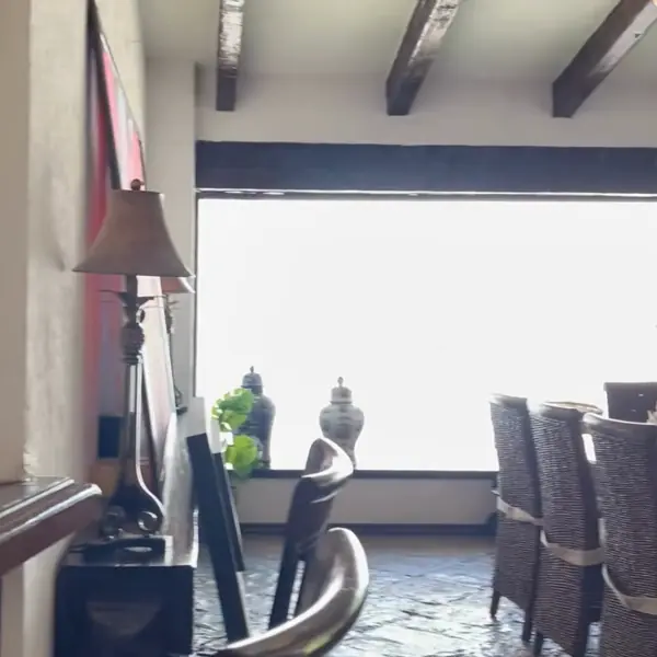 Comedor frente a un ventanal con vista