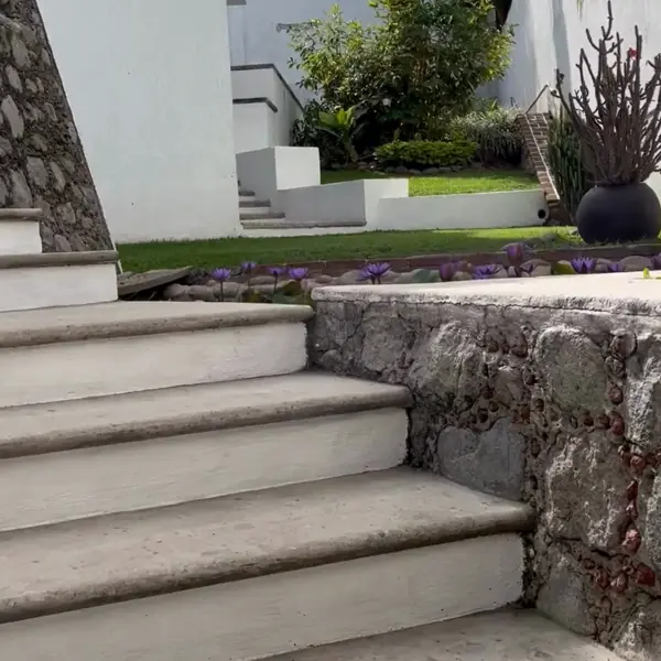 Escalinata de cantera hacia el jardín