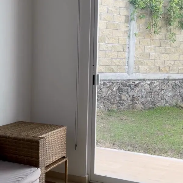 Ventanal de piso a techo hacia el jardín